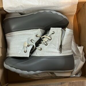 Women’s brand new never worn Sperry’s